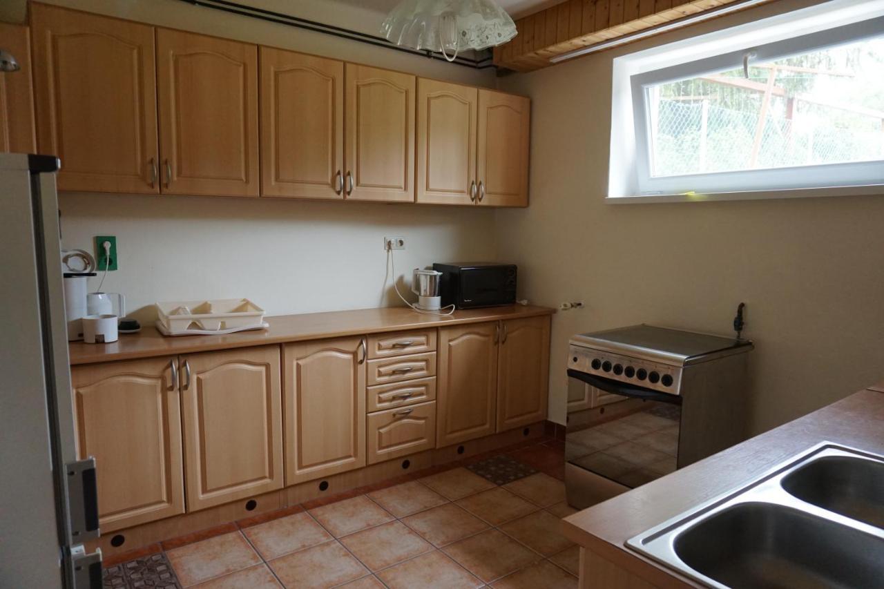Apartamento Grosses Ferienhaus Plattensee Balaton - Nyaralo Haz 6 Szobaval, 5 Fuerdoszobaval, 3000 Nm Szolad Exterior foto