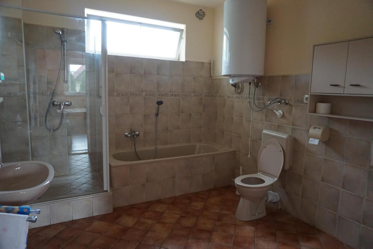 Apartamento Grosses Ferienhaus Plattensee Balaton - Nyaralo Haz 6 Szobaval, 5 Fuerdoszobaval, 3000 Nm Szolad Exterior foto