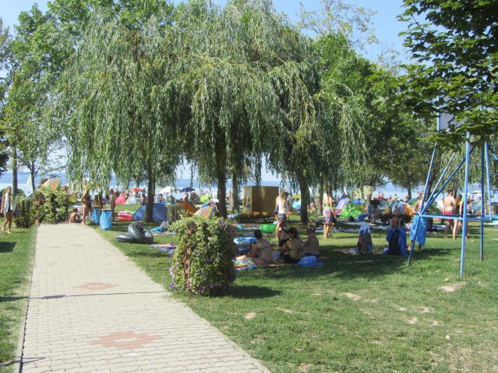 Apartamento Grosses Ferienhaus Plattensee Balaton - Nyaralo Haz 6 Szobaval, 5 Fuerdoszobaval, 3000 Nm Szolad Exterior foto