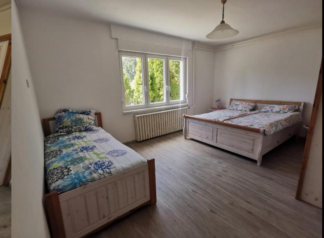 Apartamento Grosses Ferienhaus Plattensee Balaton - Nyaralo Haz 6 Szobaval, 5 Fuerdoszobaval, 3000 Nm Szolad Exterior foto